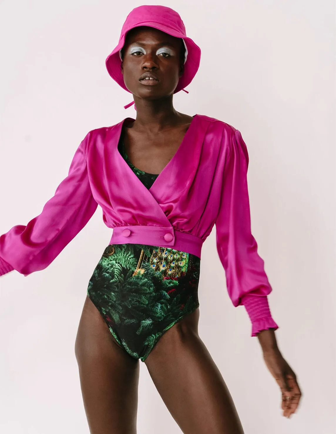 ESA - Blouse cache-cur cropped en satin de soie Fuchsia