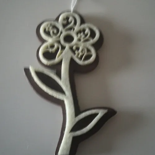 Fleur en feutrine et  bois - recto verso - de marque equatoriale