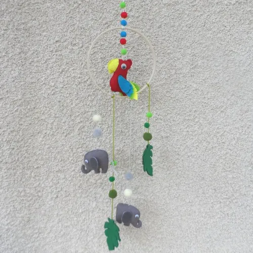 N°19 petit mobile  3 animaux  1 perroquet et 2 éléphants feuilles pompons n°5